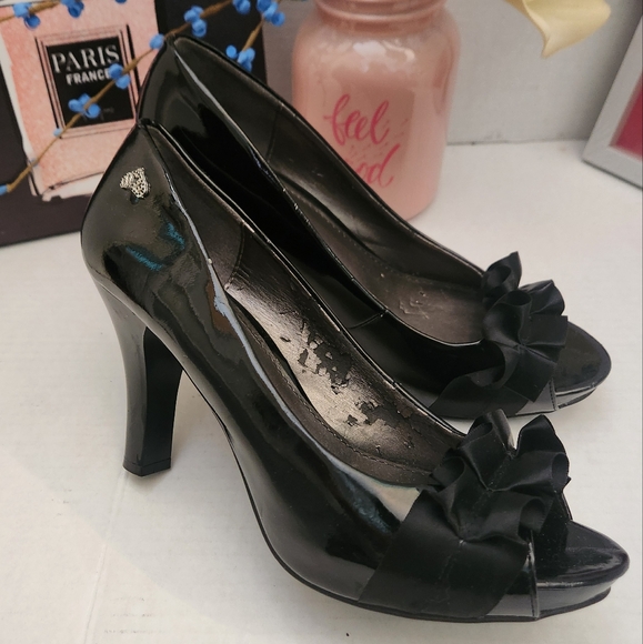 Fergalicious by Fergie Shoes Women's Sz 7“Glamorous” Satin Ruffle Pumps - Picture 1 of 16